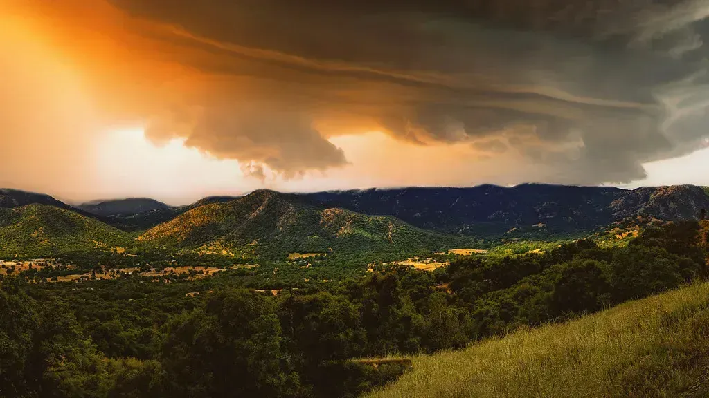 4. A Greenish or Sickly Yellow Sky (GLYancy, Flickr, CC BY 2.0)