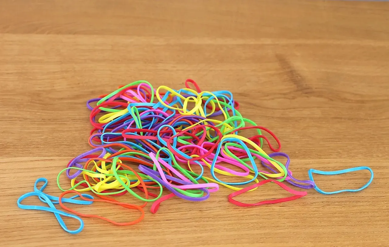 2. Saving and reusing rubber bands, twist ties, and string (Image Credits: Pixabay)