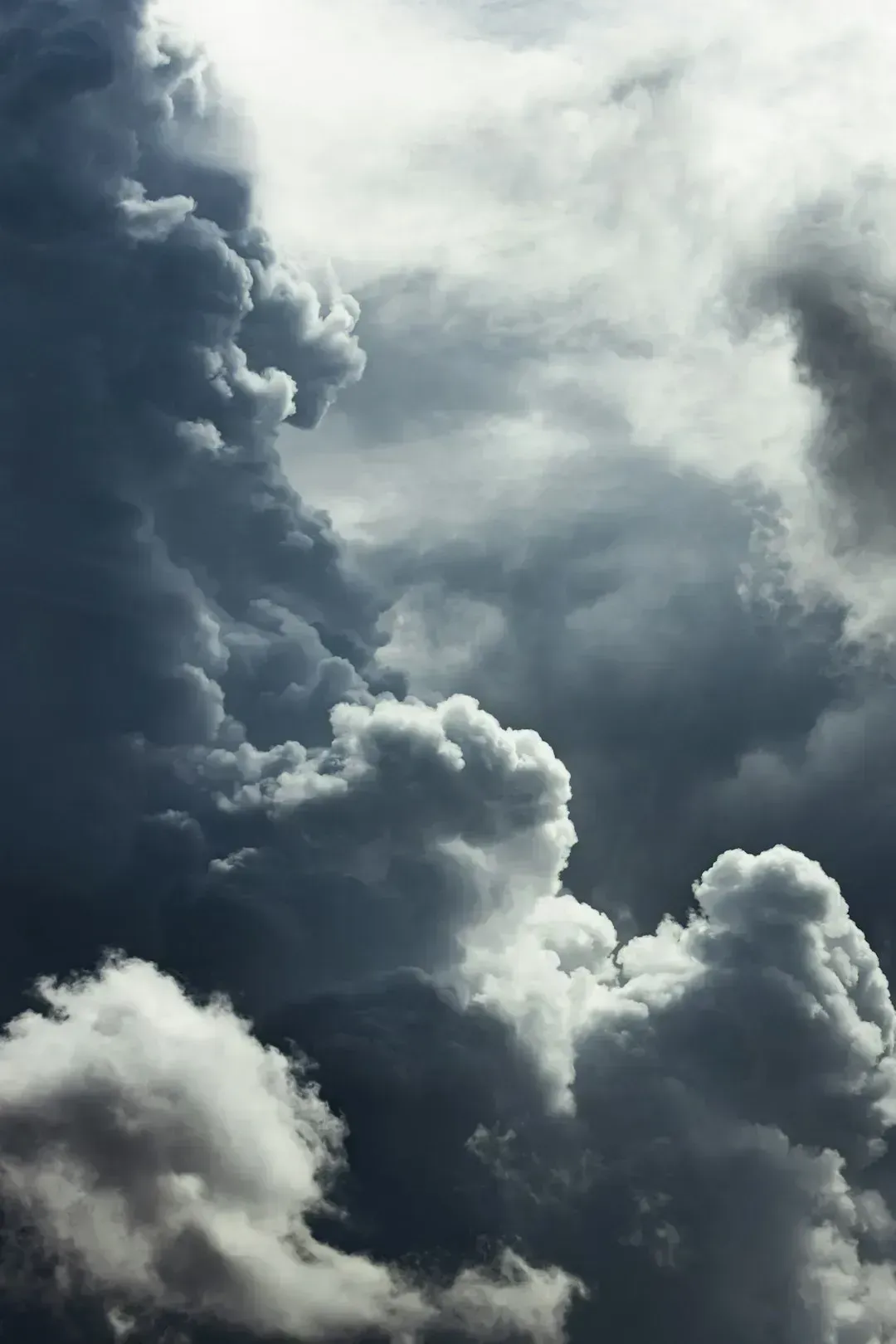 3. Rapidly darkening skies with fast-building thunderheads (Image Credits: Unsplash)