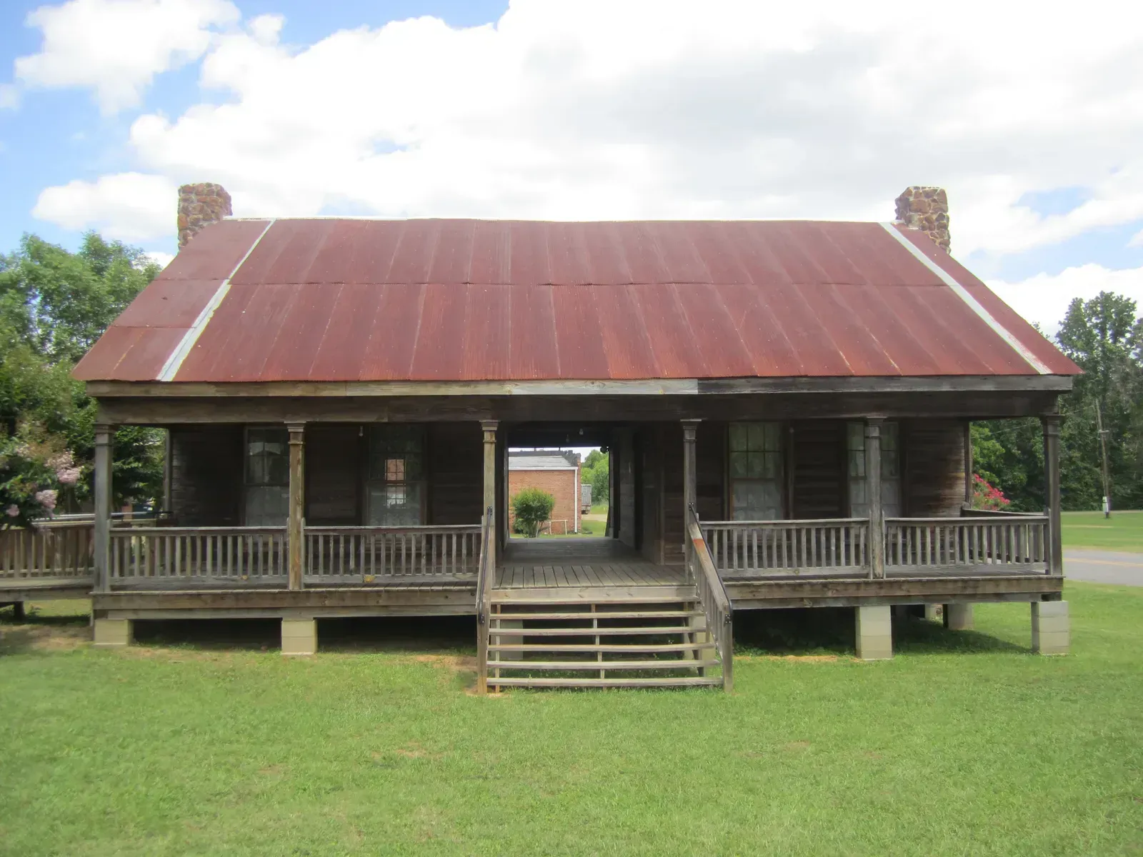3. Central breezeways connecting separate structures (Image Credits: By Billy Hathorn, CC BY-SA 3.0)