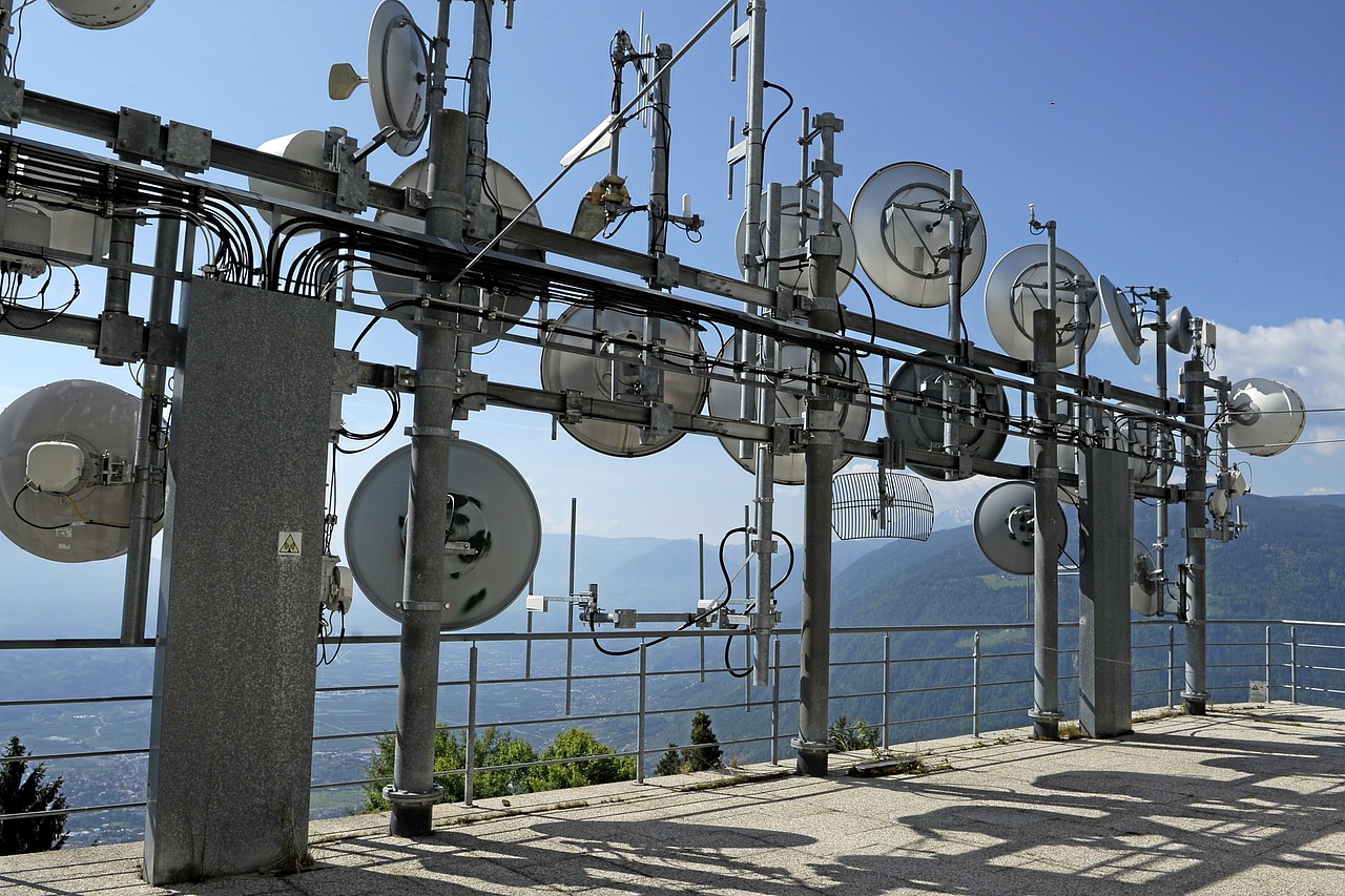 HF Radio Blackouts Cripple Communication (image credits: pixabay)