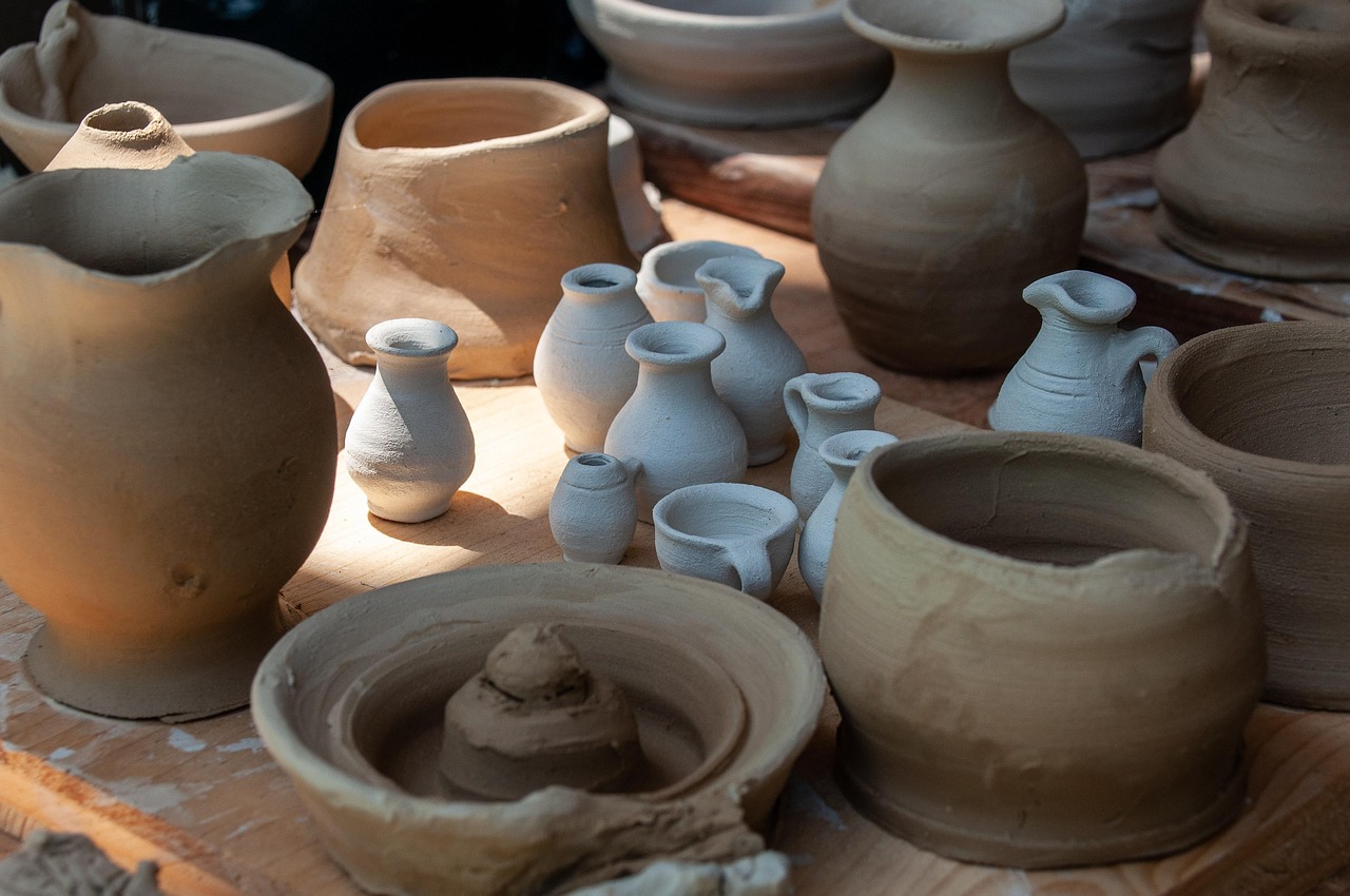 Ceramic and Heat-Resistant Cookware (image credits: pixabay)