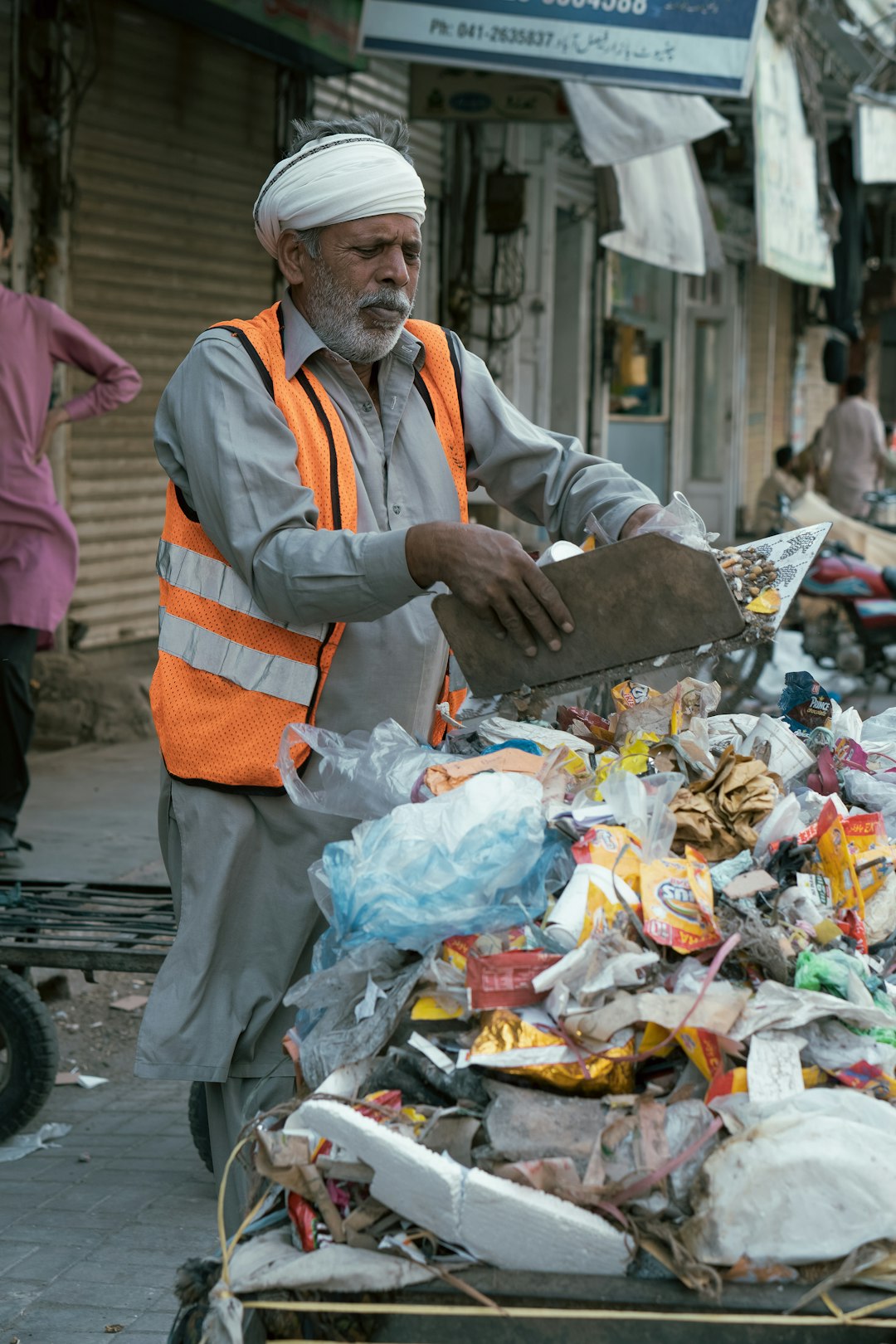 Pakistan's Alarming Per Capita Waste (image credits: unsplash)