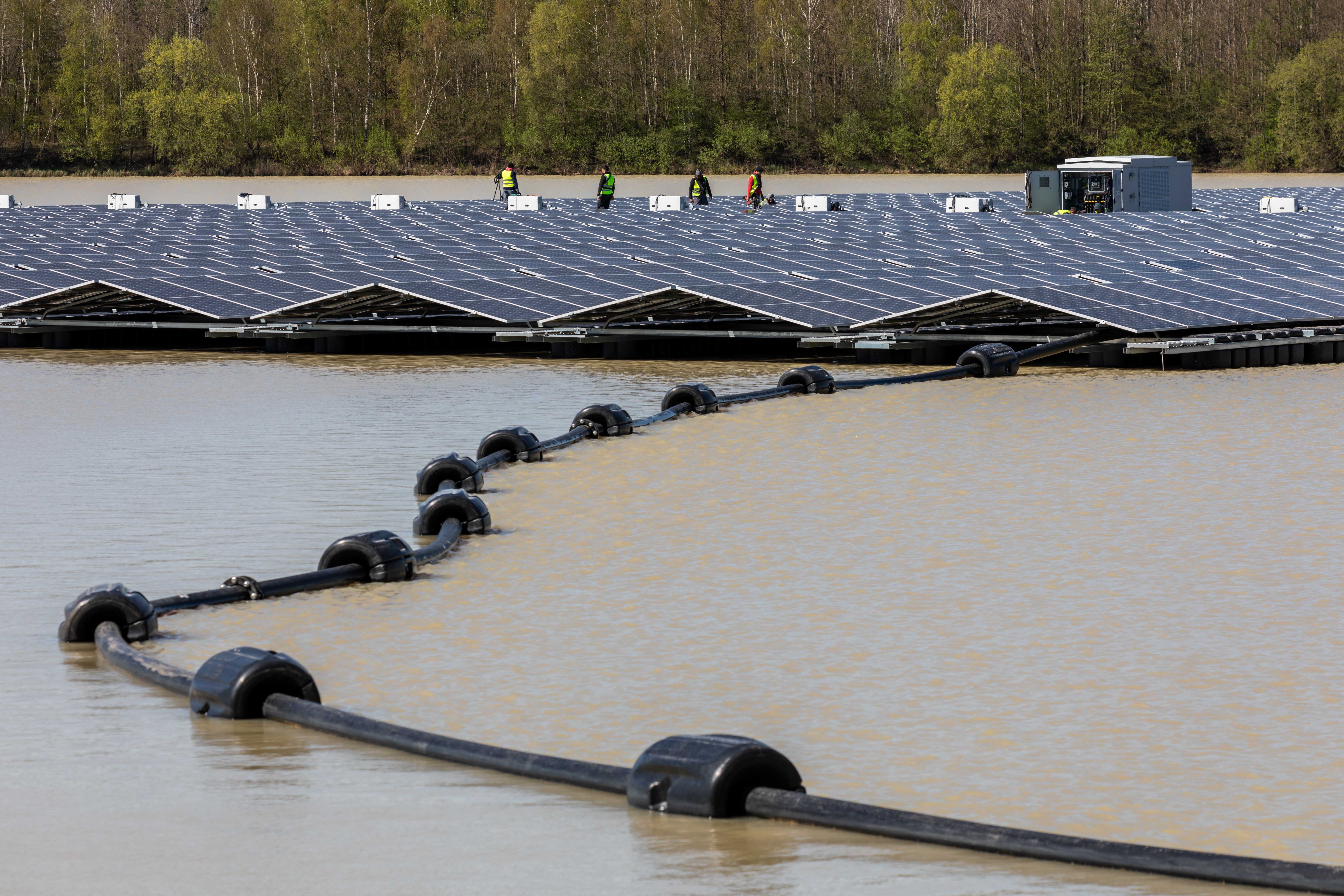 The Floating Solar Farms (Global) (image credits: wikimedia)