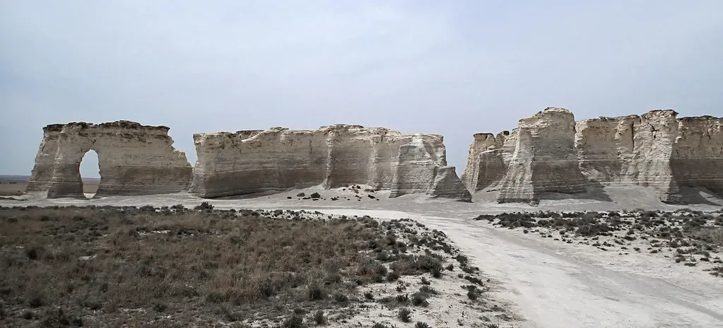 3. The Niobrara Chalk Beds, Western Kansas - The Sea That Split a Continent (James St. John, Flickr, CC BY 2.0)