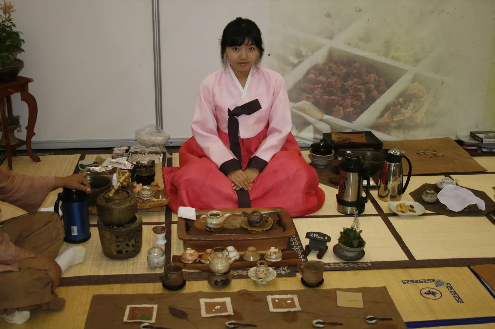 Daily Practices Rooted in Ancient Wisdom: From Tea Ceremonies to Communal Meals (Image Credits: Wikimedia)