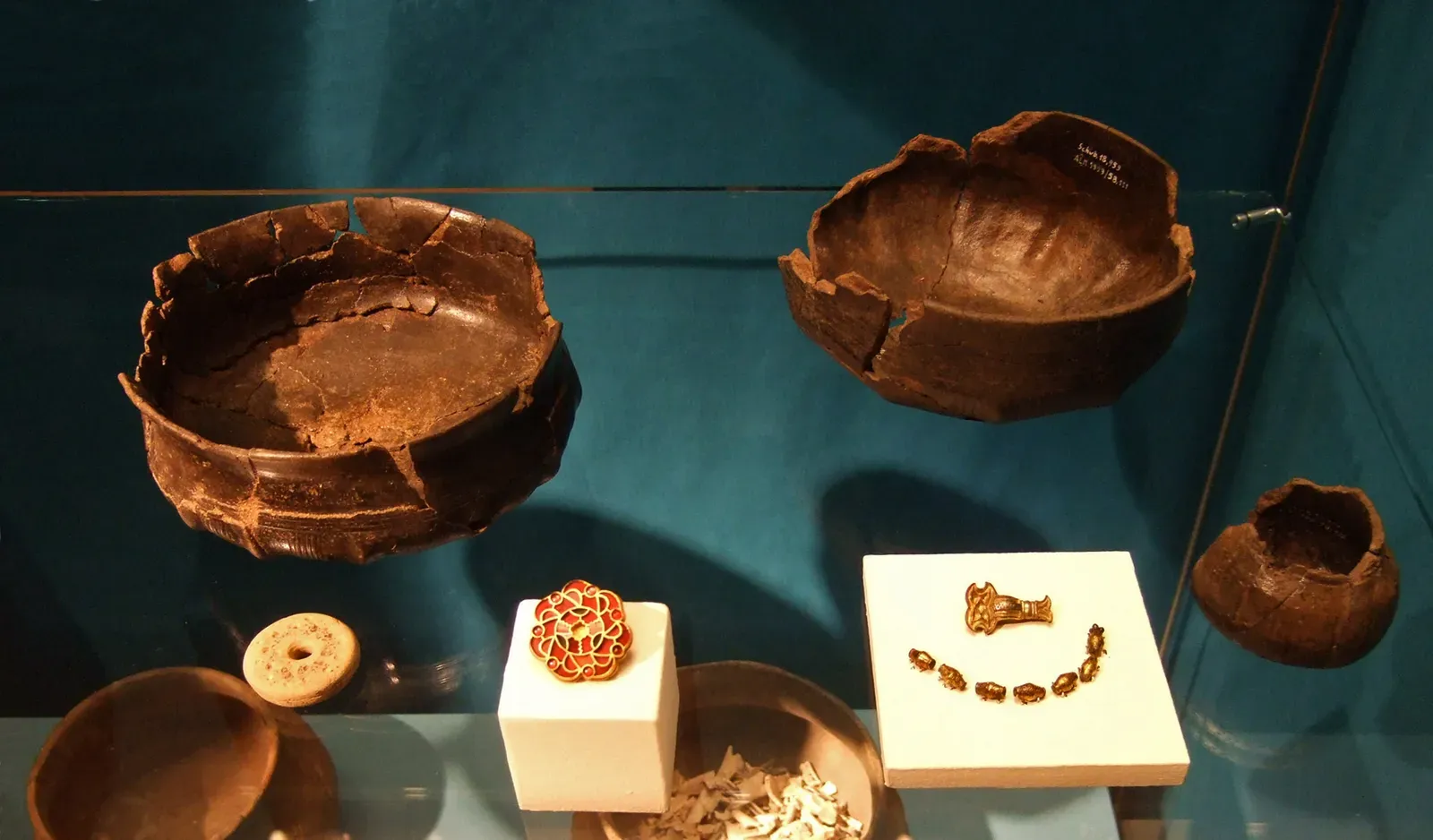 Long-Distance Connections: Exotic Materials in Local Graves (By James Steakley, CC BY-SA 3.0)