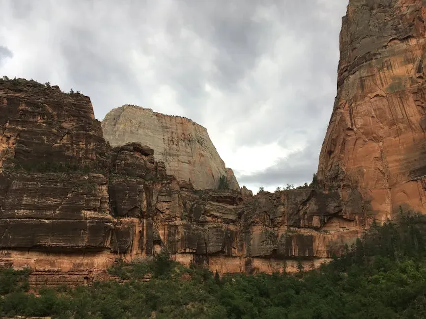 10. Zion National Park, Utah: 250 Million Years Written in Sandstone Walls (Image Credits: Pexels)