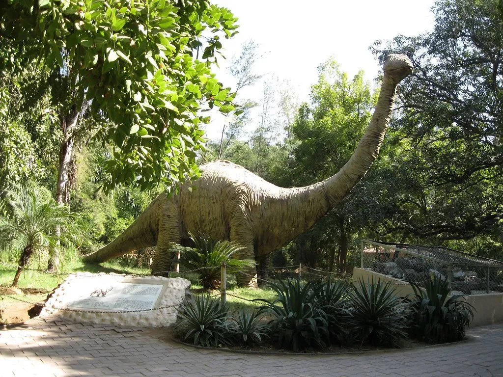 How Brontosaurus Got Its Name (And Lost It) (Image Credits: Flickr)
