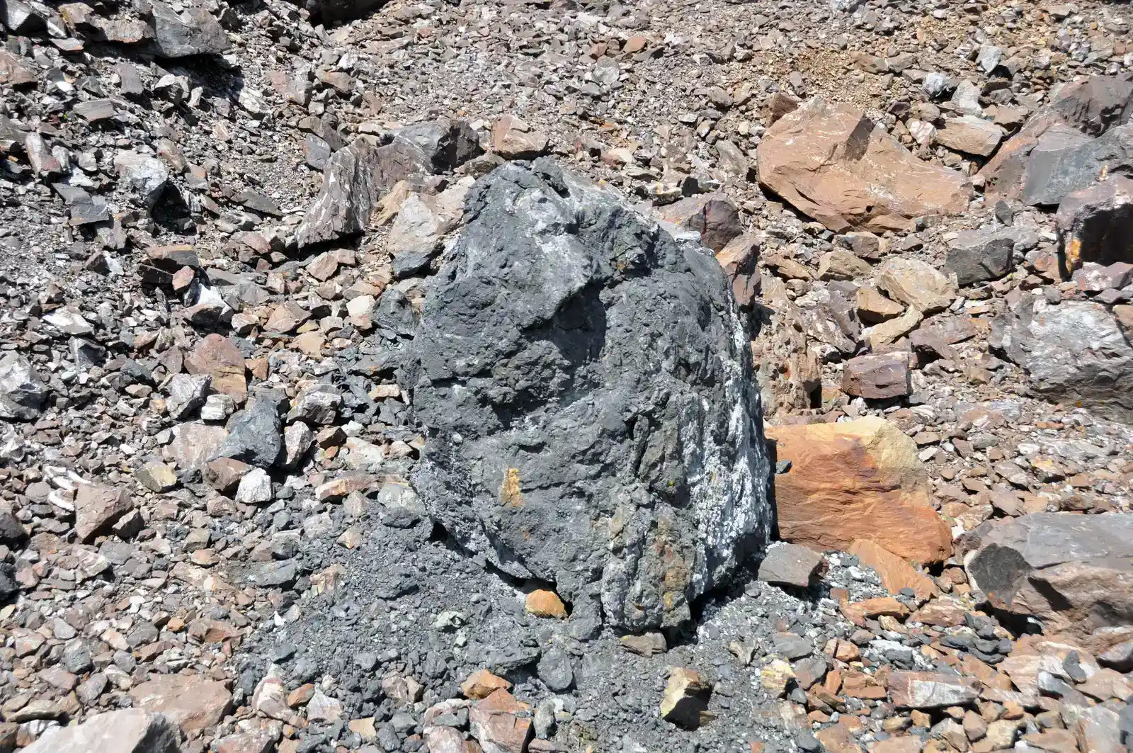 6. The Iron-Sulfur World: Metabolism Came Before Life Itself (Black smoker rocks (sulfidic wad) (Helen Iron-Formation, Neoarchean, 2696-2749 Ma; Sir James Pit, Eleanor Iron Range, Ontario, Canada) 1, CC BY 2.0)