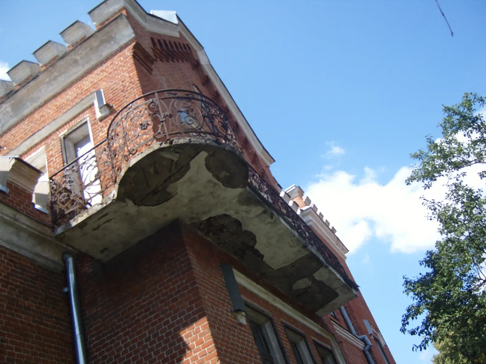 #7 - Cantilevered Balconies (By Eugeny1988, CC BY-SA 3.0)
