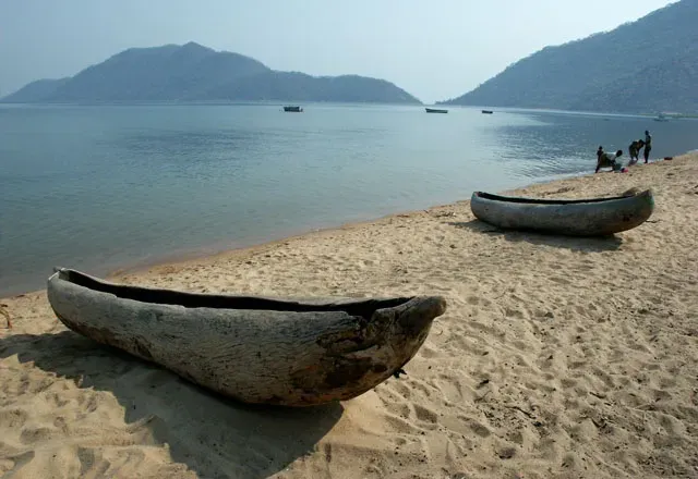 Dugout Canoes: Turning Trees into Reliable Watercraft (From German Wiki own work by original uploader, CC BY-SA 3.0)