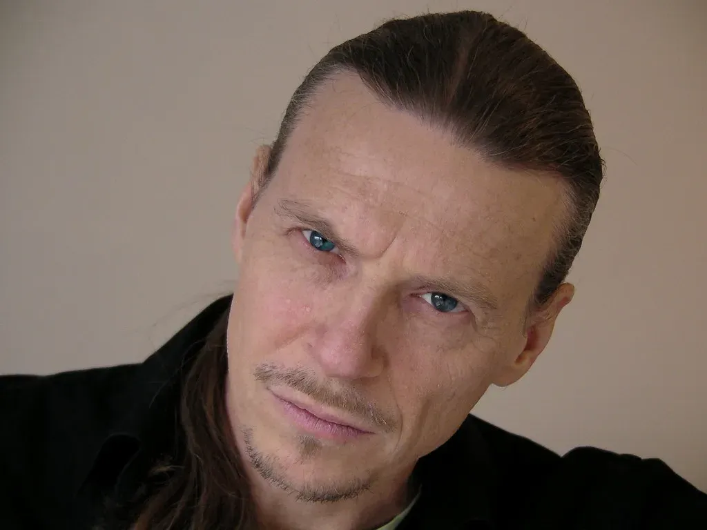 They Tilt Their Head Slightly (Image Credits: Flickr)