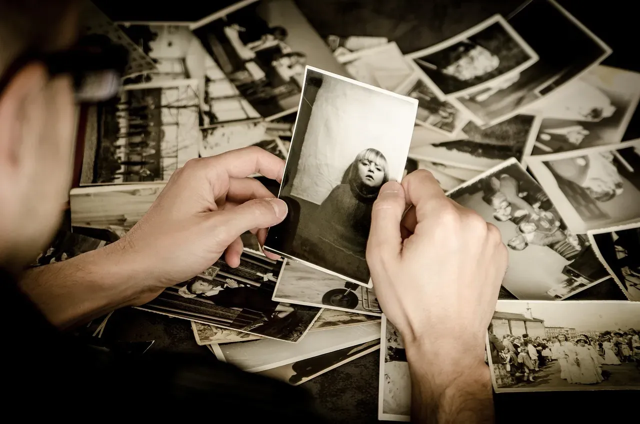 #7 - Family Photographs of Total Strangers (Image Credits: Pixabay)
