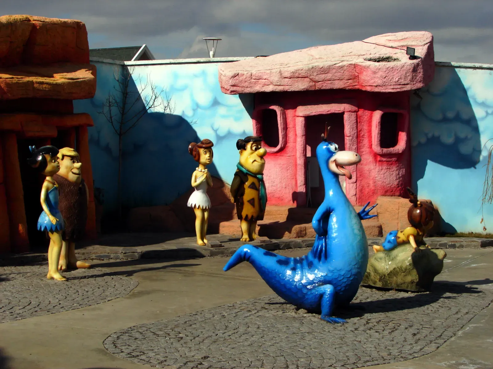1. Humans and dinosaurs hanging out like neighbors (Self-photographed, CC BY-SA 3.0)