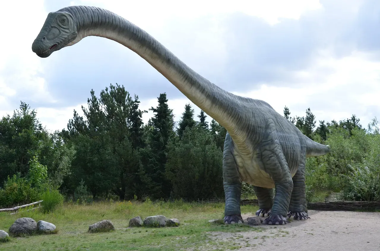 #1 - Brontosaurus: The Dinosaur That Went Extinct Twice (Image Credits: Pixabay)
