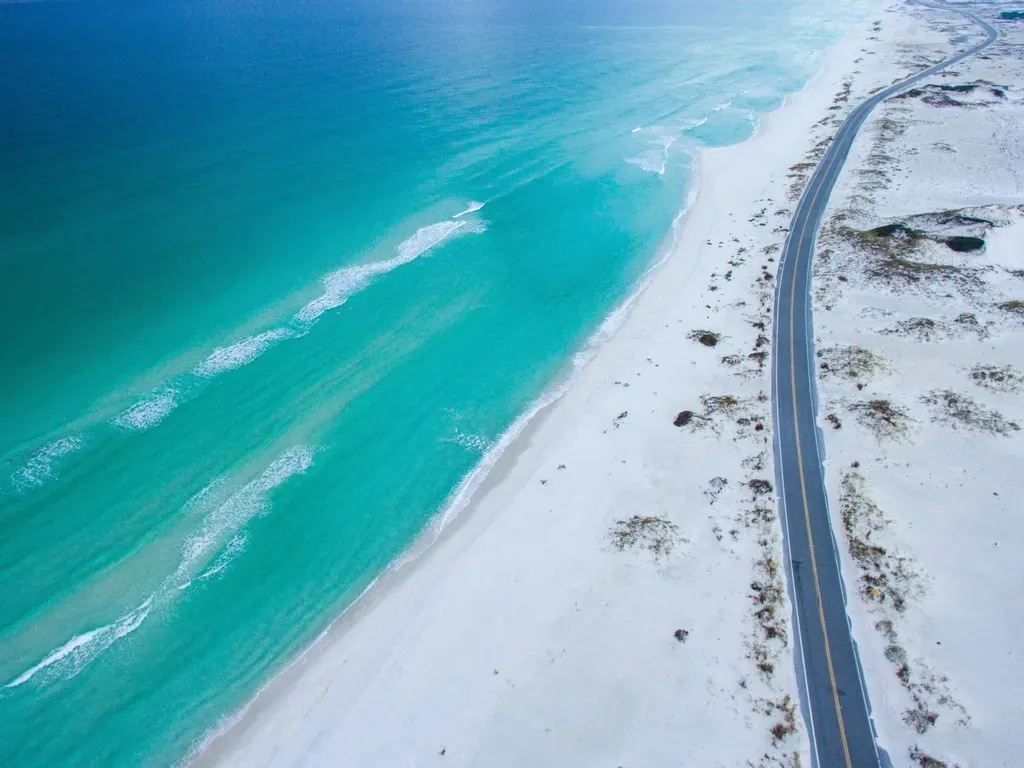 5. Florida’s Gulf Coast and Panhandle: Beach Paradise Under Pressure (Image Credits: Rawpixel)