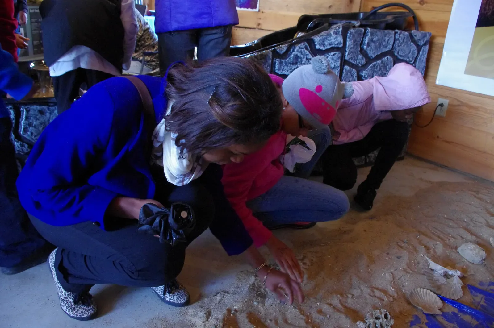 Local Fossil Hunters: Invisible Partners in a Scientific Revolution (Fossil hunters, CC BY 2.0)