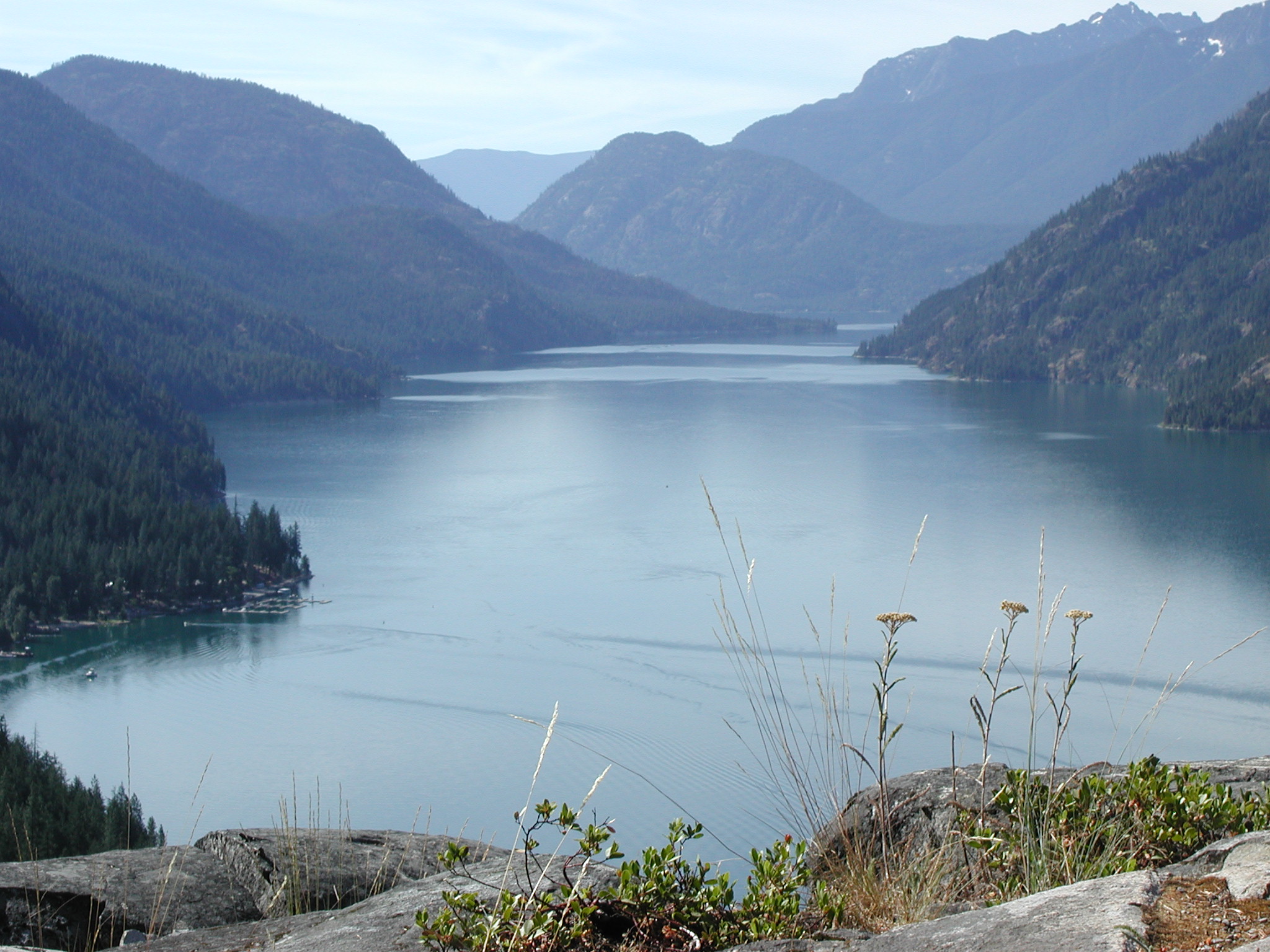 Lake Chelan, Washington: A Glacial Giant with Hidden Depths (Image Credits: Wikimedia)