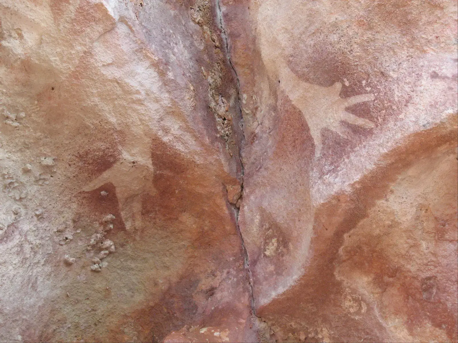 How do we know these handprints are so old? The science of dating a ghost (bwGFejzbKE1mtQ at Google Cultural Institute maximum zoom level, Public domain)