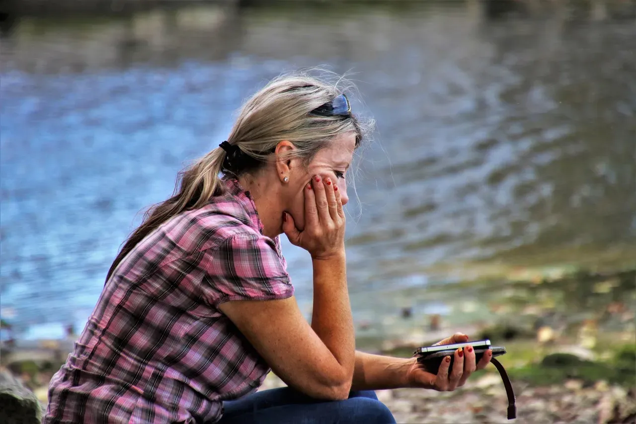 Communication Suddenly Drops Off a Cliff (Image Credits: Pixabay)