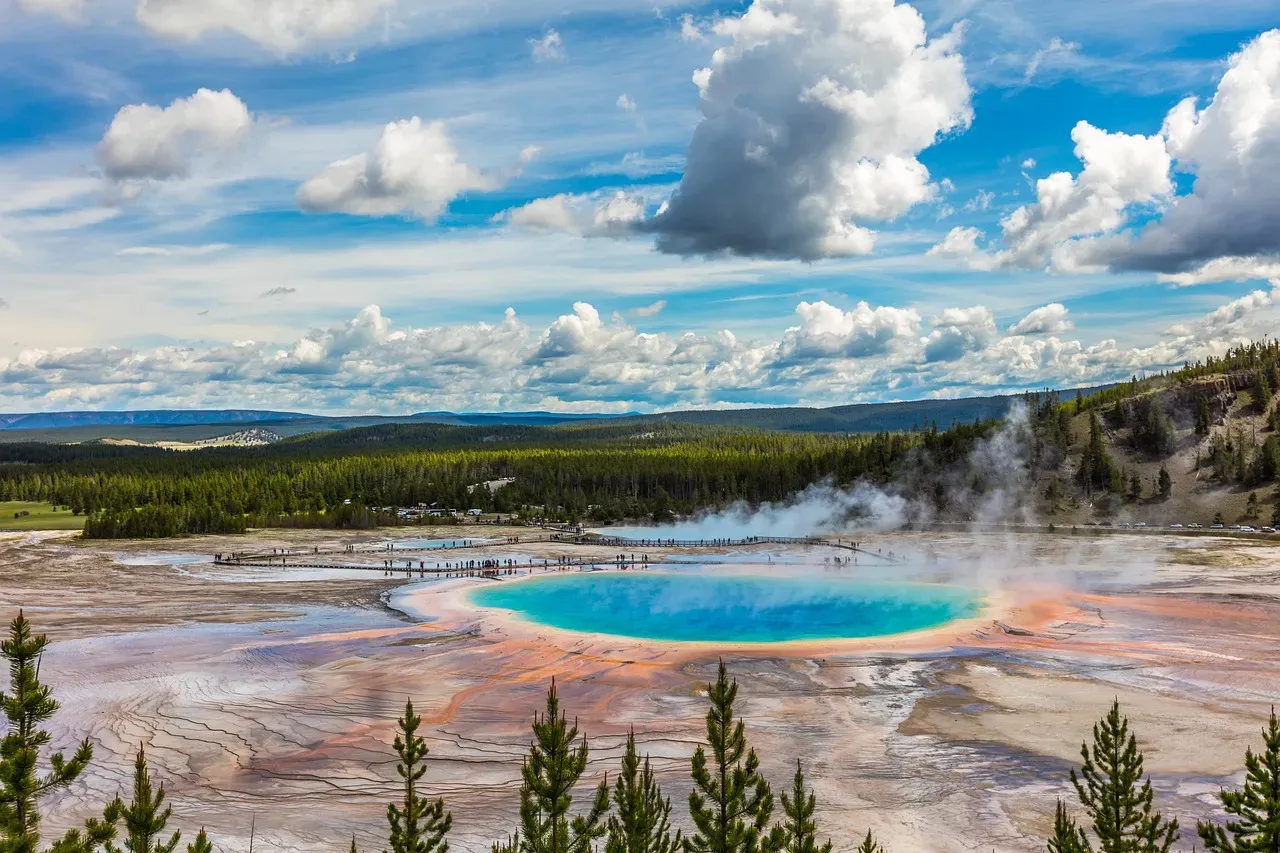 Yellowstone National Park, Wyoming: A Supervolcano Breathing Beneath Your Feet (Image Credits: Pixabay)