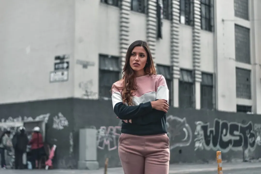Crossed Arms Don't Always Mean What You Think (Image Credits: Unsplash)