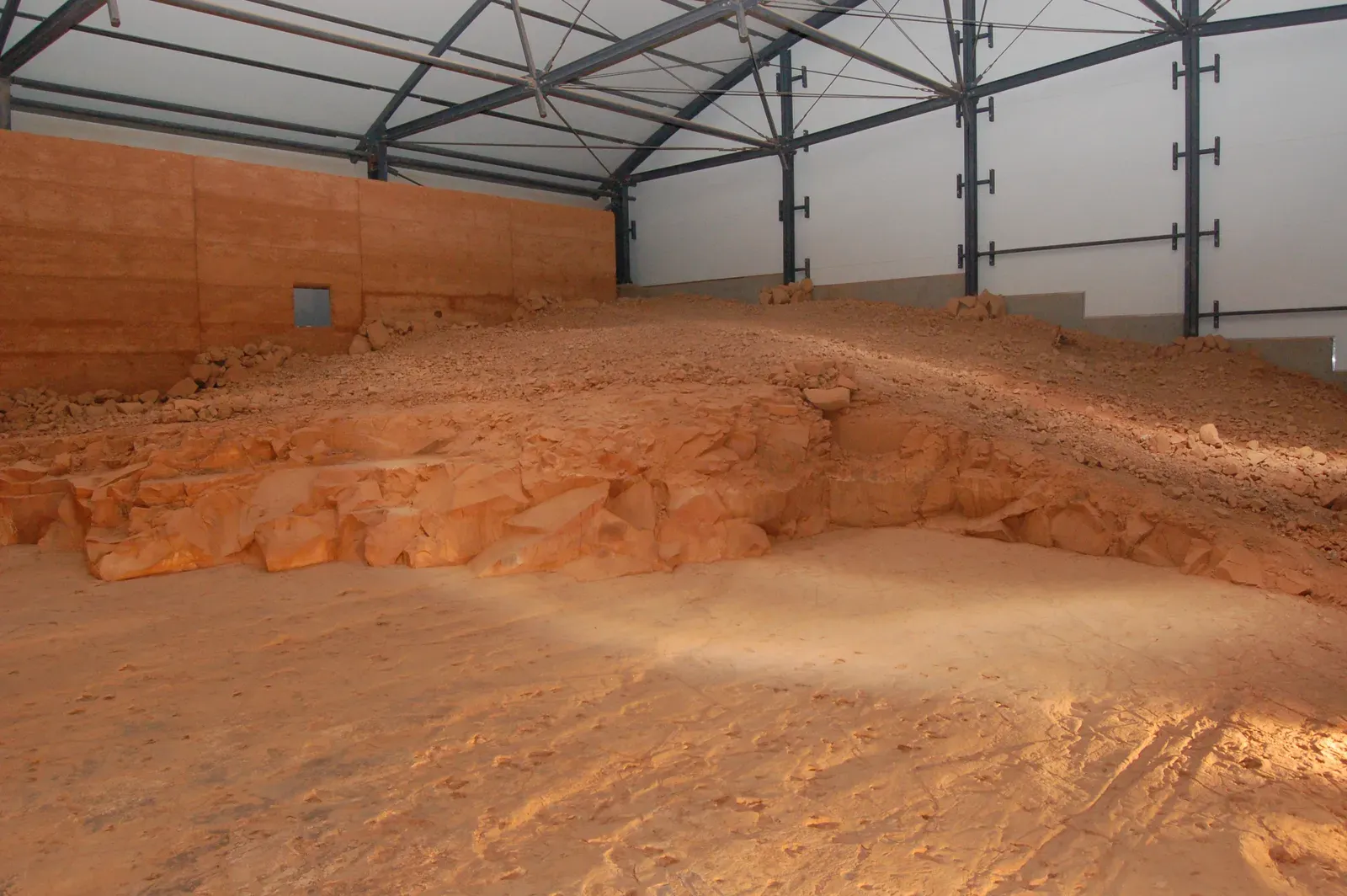 Lark Quarry, Queensland, Australia: The Stampede Frozen in Stone (By Me whynot, CC BY-SA 3.0)