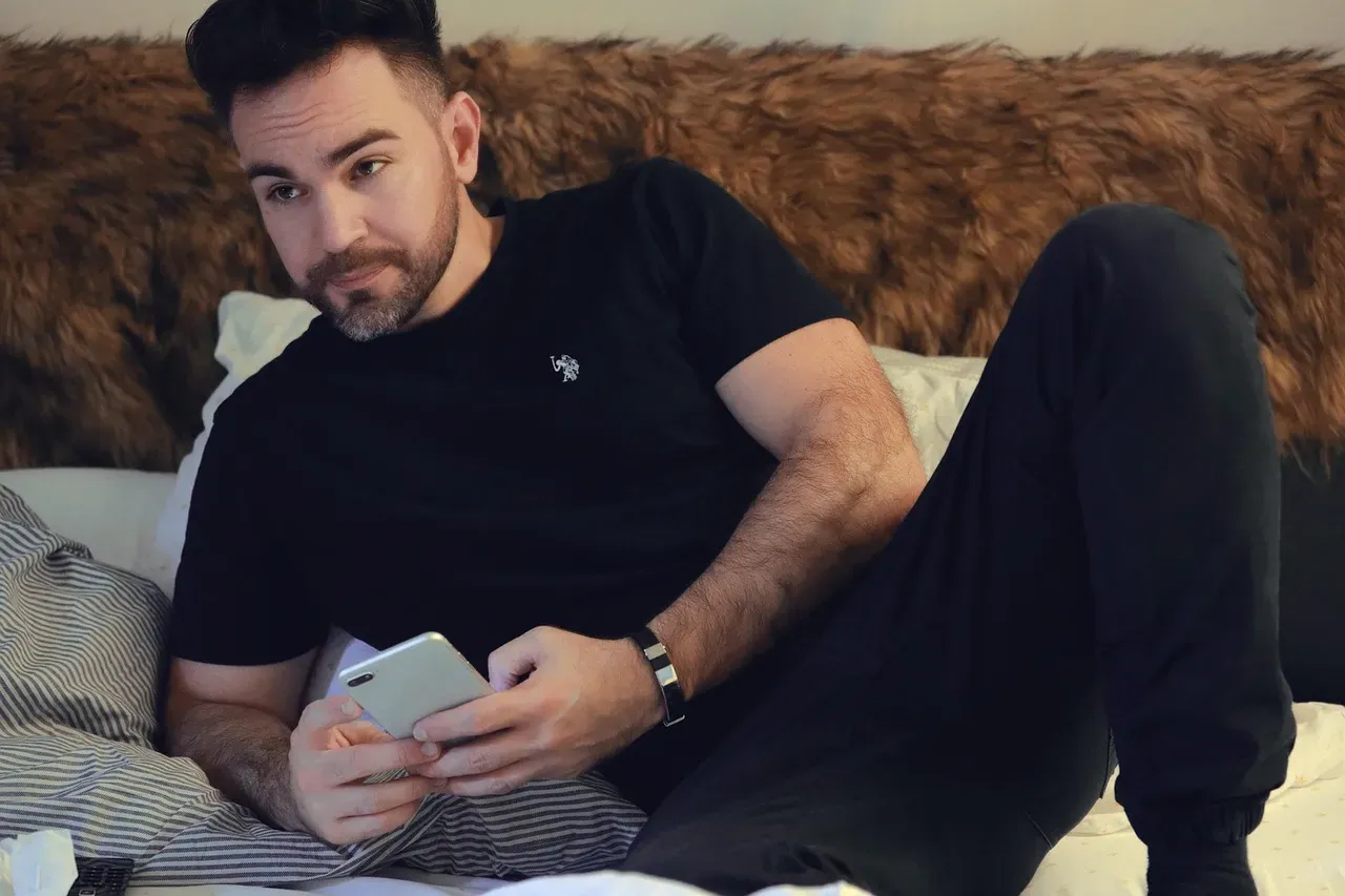 They Put Their Phone Away When You Talk (Image Credits: Pixabay)