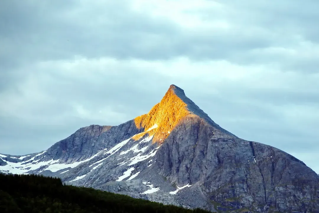 Leo: Sunlit Peaks and Dramatic Viewpoints (Image Credits: Unsplash)