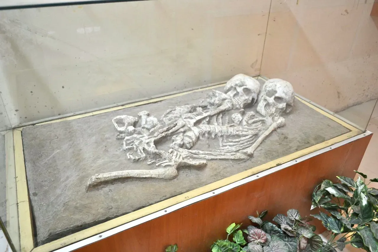 A Grave Full of Flowers in a World With No Churches (By Radhi.pandit, CC BY-SA 3.0)