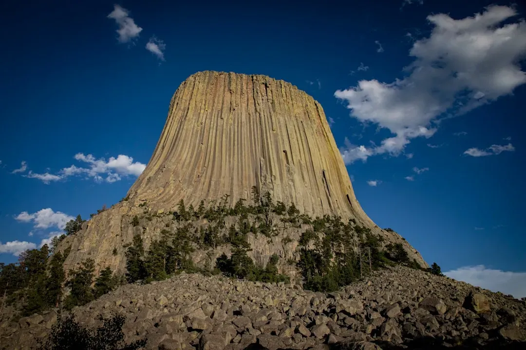 Devils Tower, Wyoming: The Monolith That Refuses Explanation (Image Credits: Unsplash)