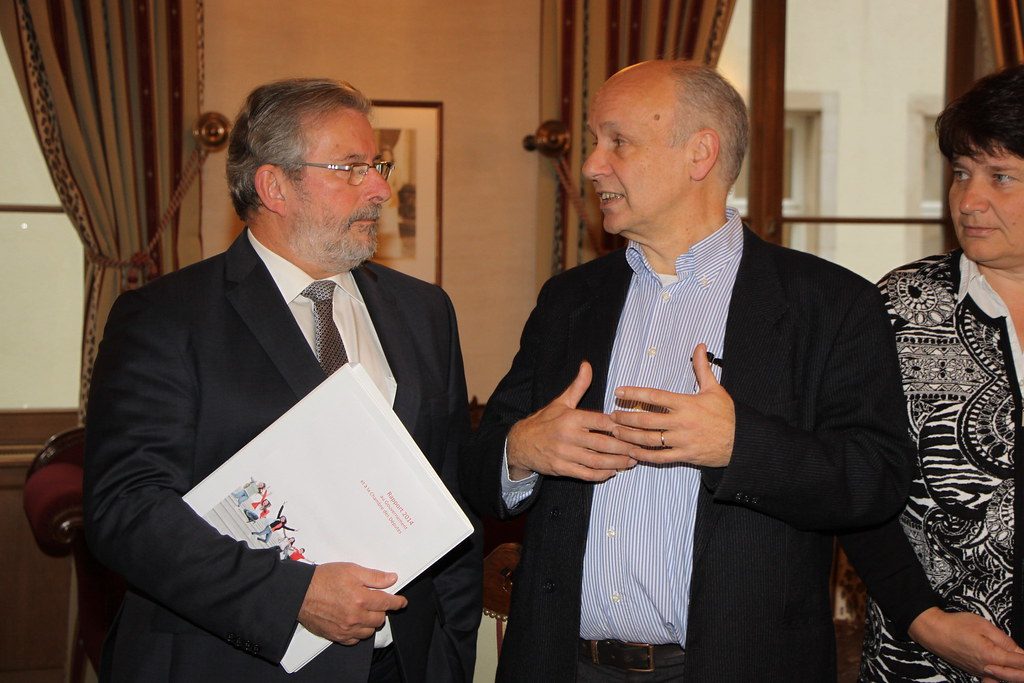 They Mirror Your Body Language Naturally (Image Credits: Flickr)