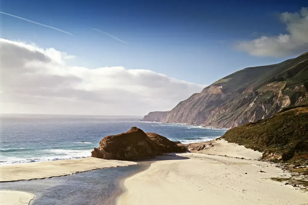 9. California’s Iconic Beaches and Bluffs: Beauty On Borrowed Time (Image Credits: Rawpixel)