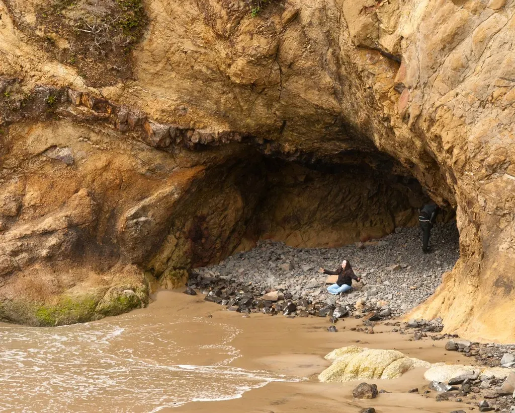 Mysterious Rock Tunnels Point to Unknown Ancient Organisms (Image Credits: Flickr)