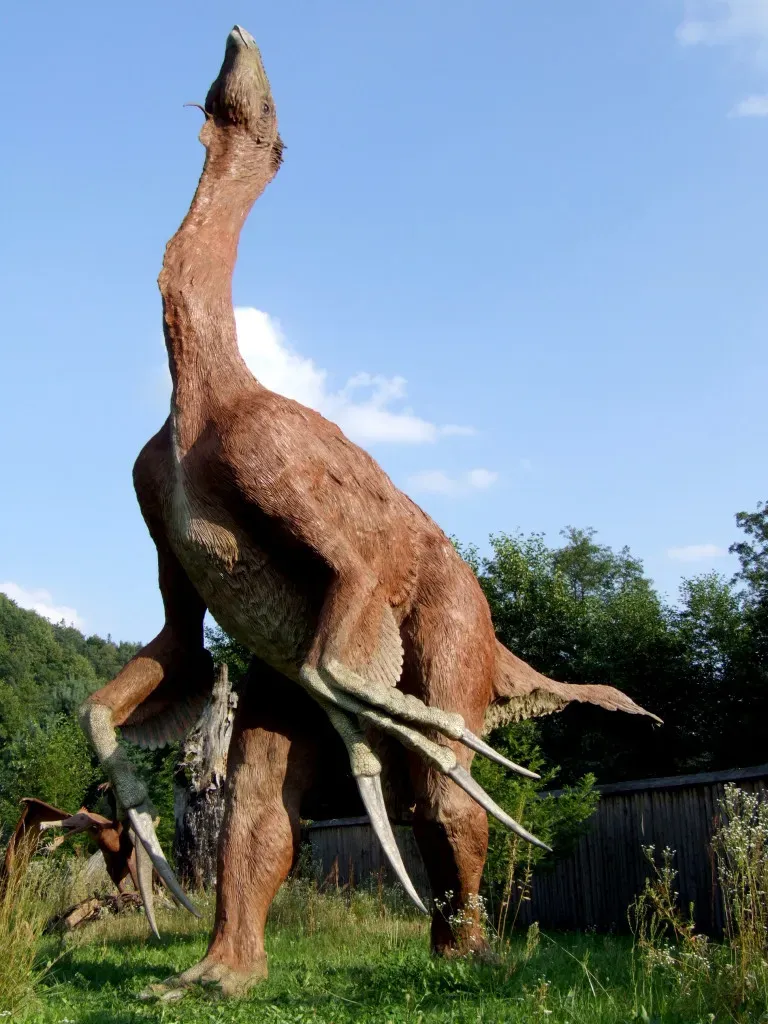 Therizinosaurus: The Giant Scythe-Handed Herbivore (By Krugerr, CC BY-SA 4.0)
