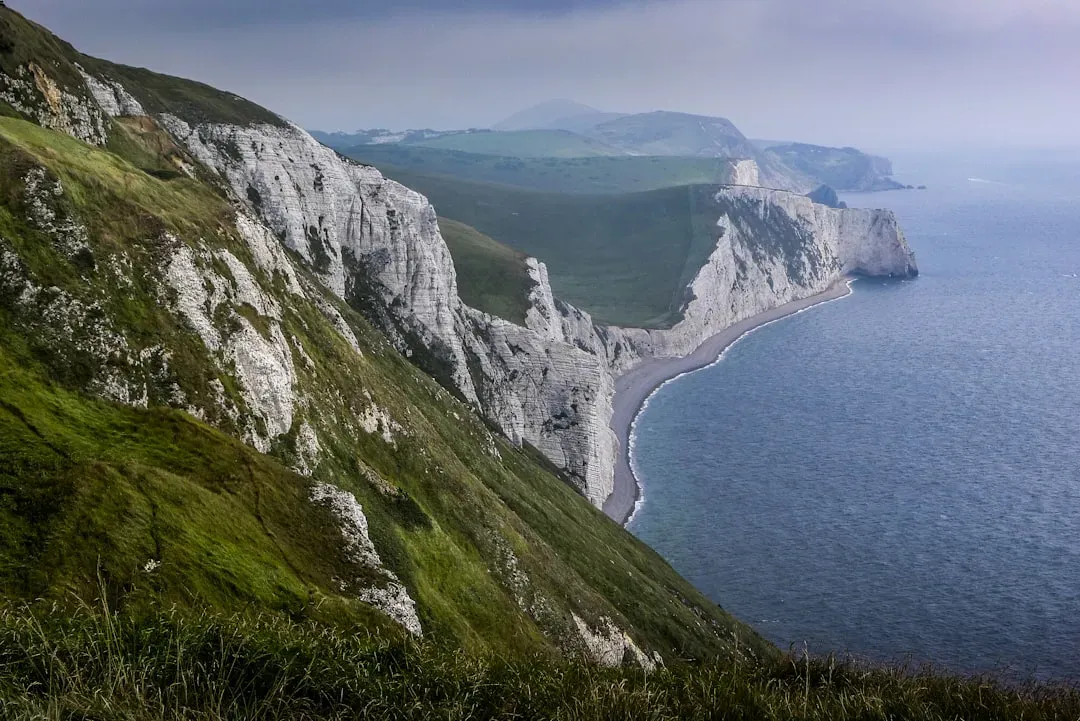 5. The Jurassic Coast, England: 185 Million Years in a Single Shoreline (Image Credits: Unsplash)