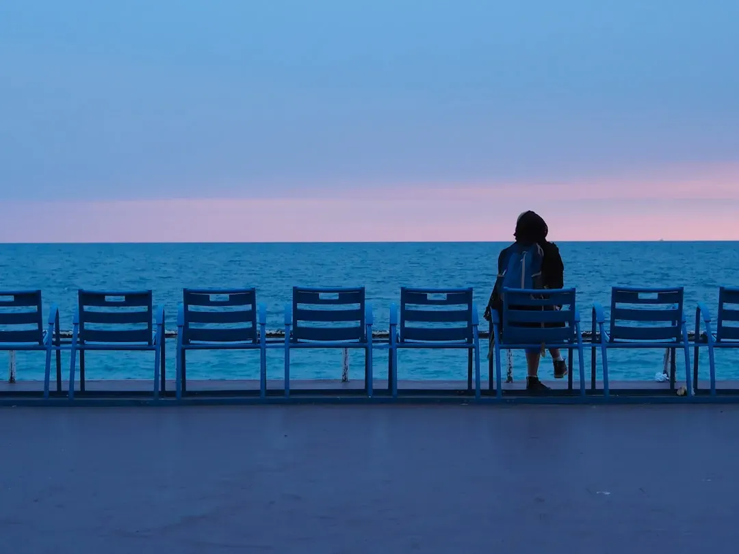 From Childhood Criticism To Adult Overthinking: How Early Experiences Wire This Pattern (Image Credits: Unsplash)