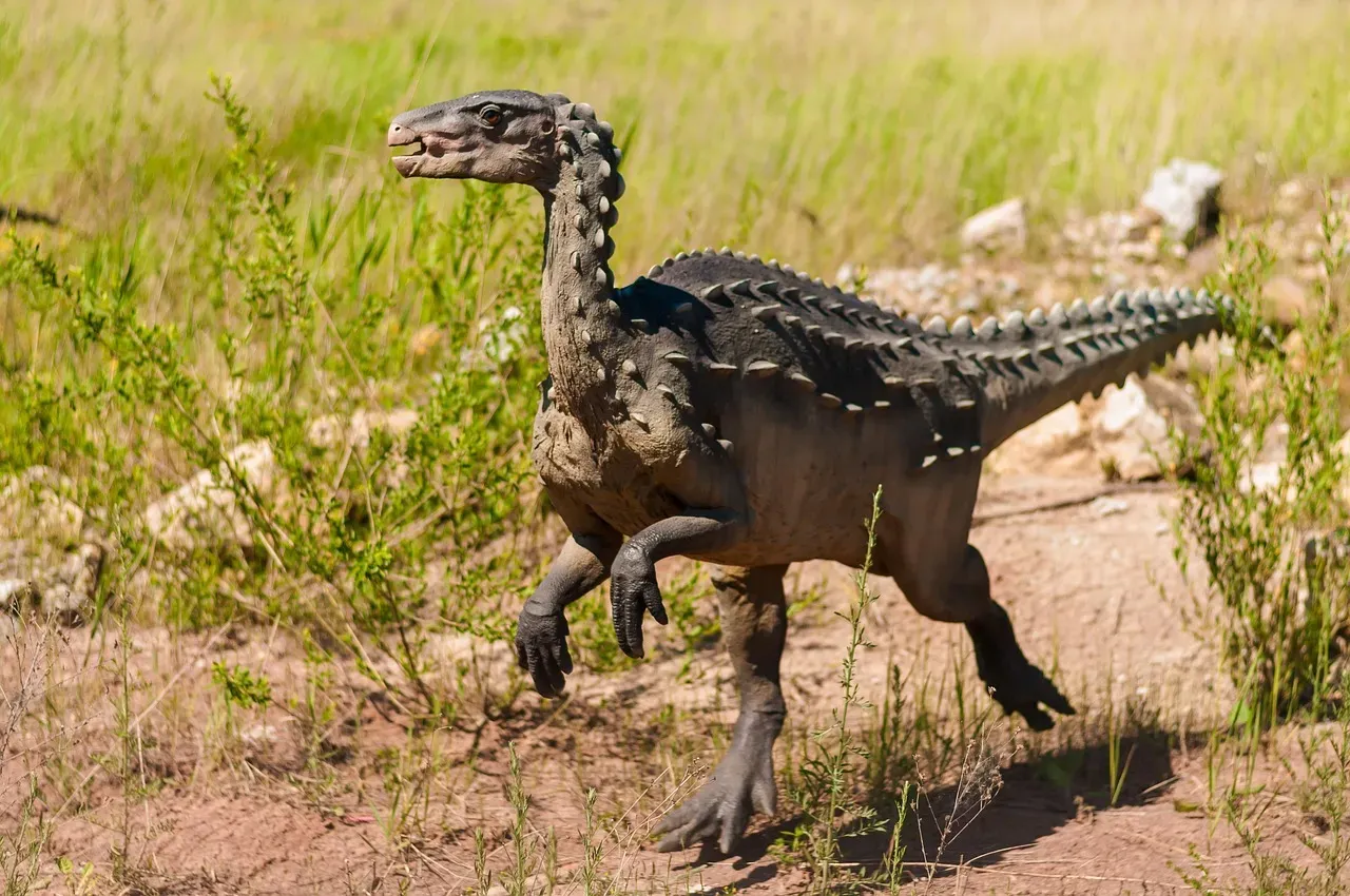 The Old Myth: Dinosaurs As Drab, Mud-Colored Monsters (Image Credits: Pixabay)
