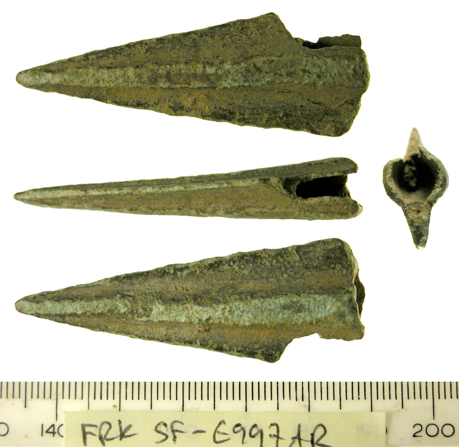 The Iconic Clovis Point: Engineering Genius from the Ice Age (By Suffolk County Council, Andrew Brown, 2010-05-28 13:11:38, CC BY-SA 4.0)