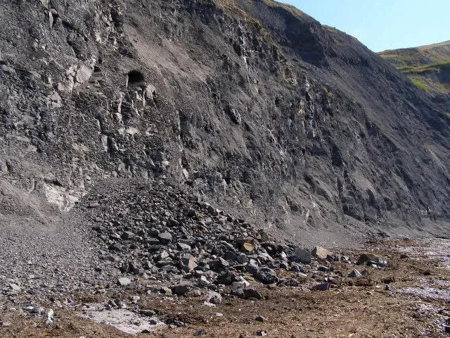 #5 Storm Deposits in Rock Shelves, Caves, and Ledges (From geograph.org.uk, CC BY-SA 2.0)