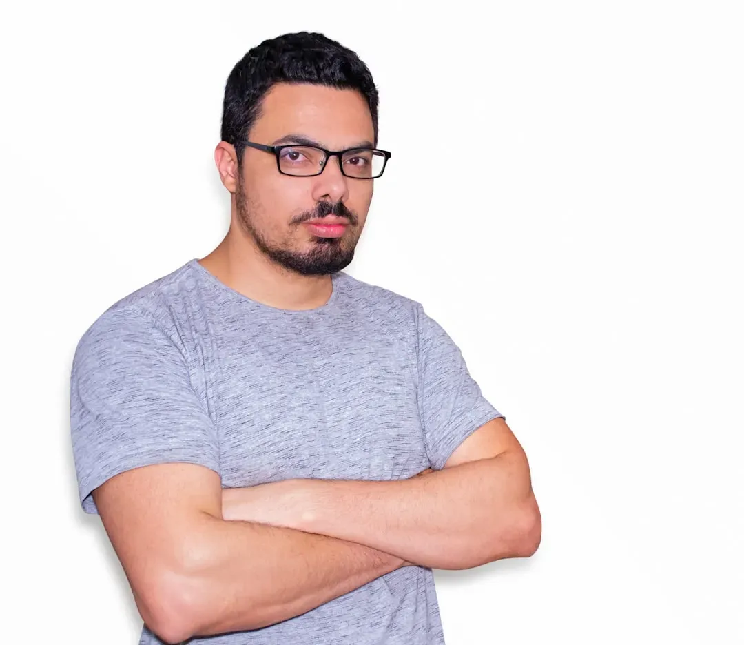 The Closed-Off Posture (Image Credits: Unsplash)