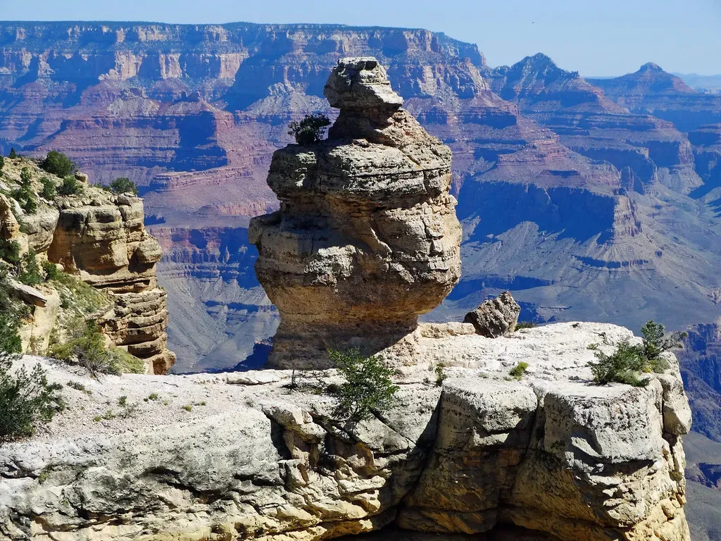 What You Can Actually See: Three Sets of Rocks, Billions of Years Packed Together (inkknife_2000 (14 million views), Flickr, CC BY-SA 2.0)