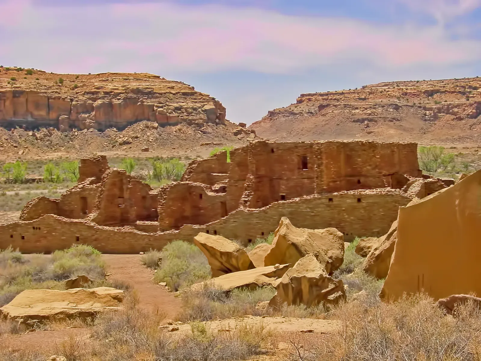 2. The Great Houses Were Massive, Multi‑Story Stone Buildings (By Jsweida, CC BY-SA 3.0)