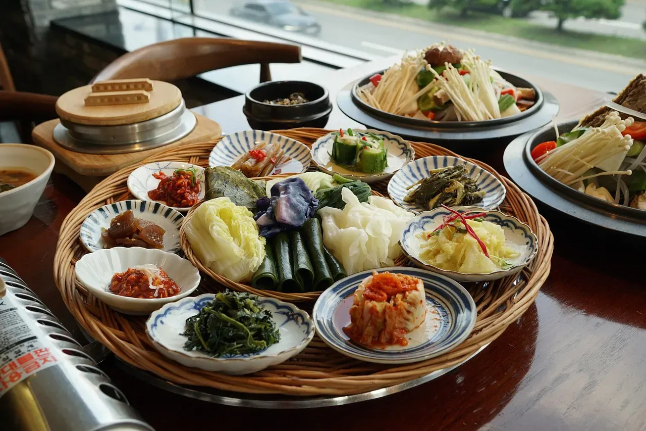 4. The Fermented and Foraged Tradition: Feeding Your Inner Ecosystem (Image Credits: Pixabay)