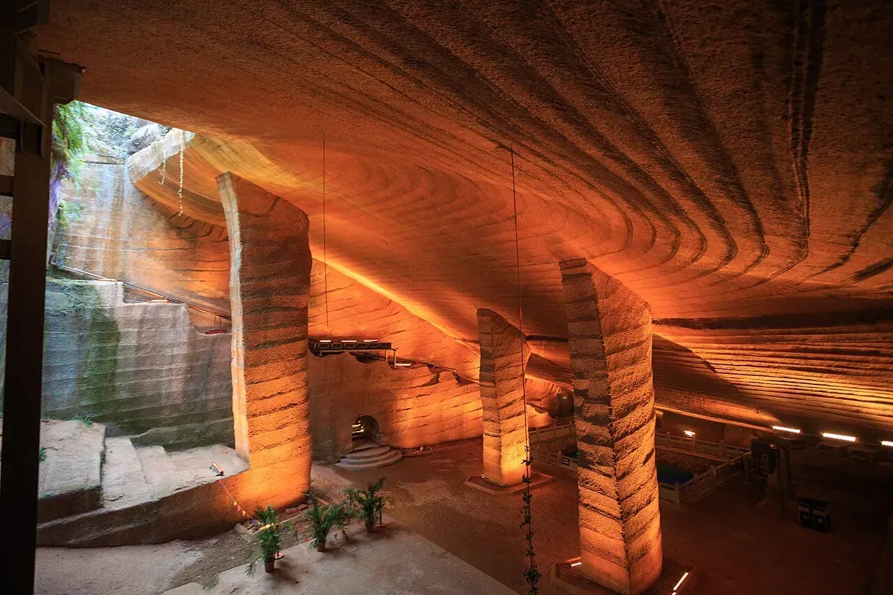 #4 - The Longyou Caves' Chisel-Perfect Halls, Zhejiang, China (Image Credits: Longyou Caves: Zhangzhugang, CC BY-SA 4.0, via Wikimedia Commons)