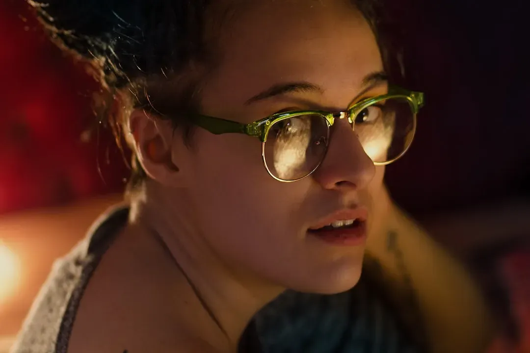 Eye Contact Reveals Honesty or Discomfort (Image Credits: Unsplash)