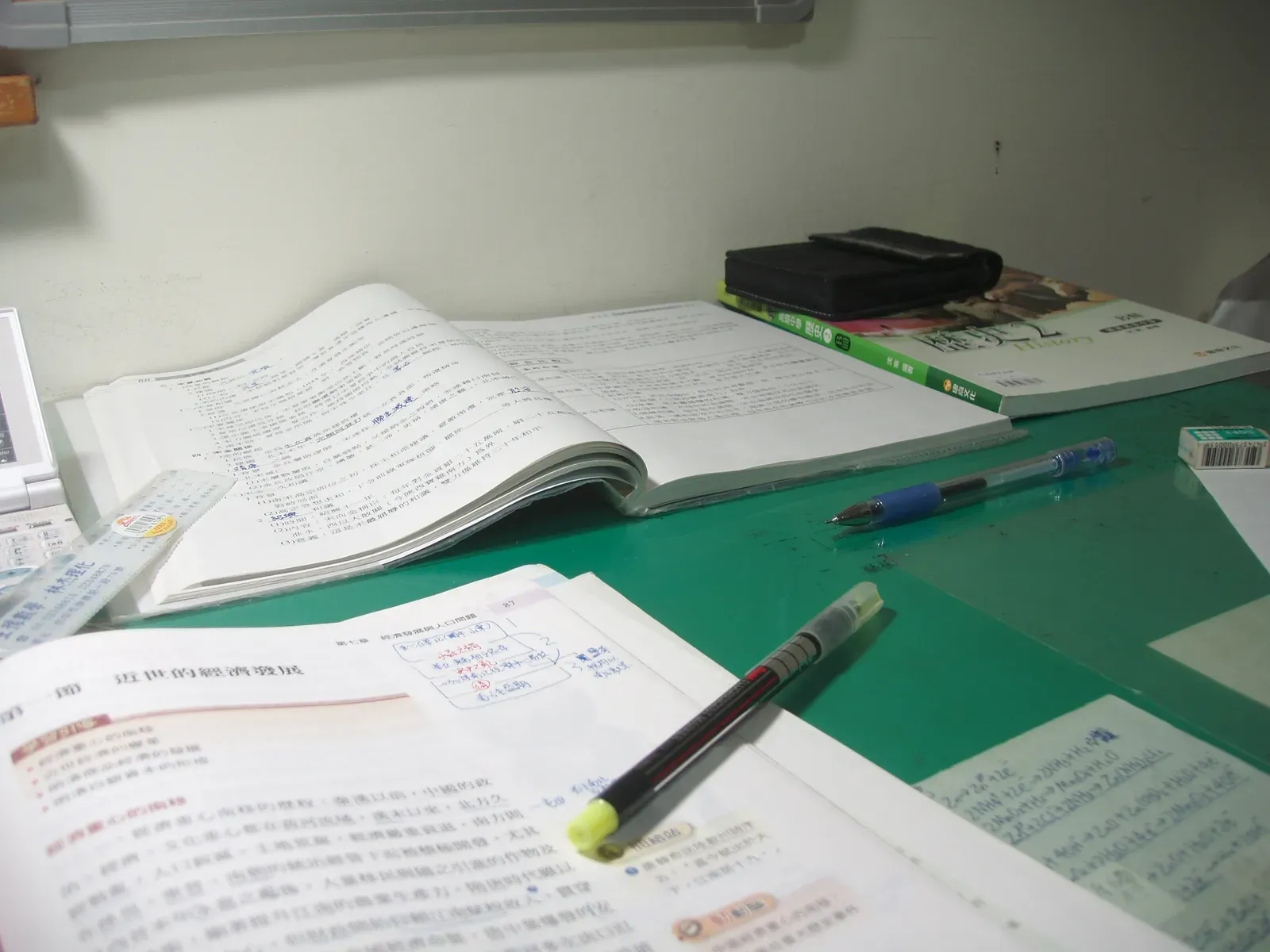 #1 Textbooks Are Written For Citizens, Not For Historians (By Dquai, CC BY-SA 4.0)