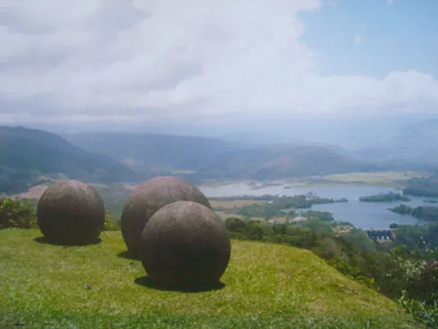 The Stone Spheres of Costa Rica: Perfect Orbs of Unknown Origin (Image Credits: Wikimedia)