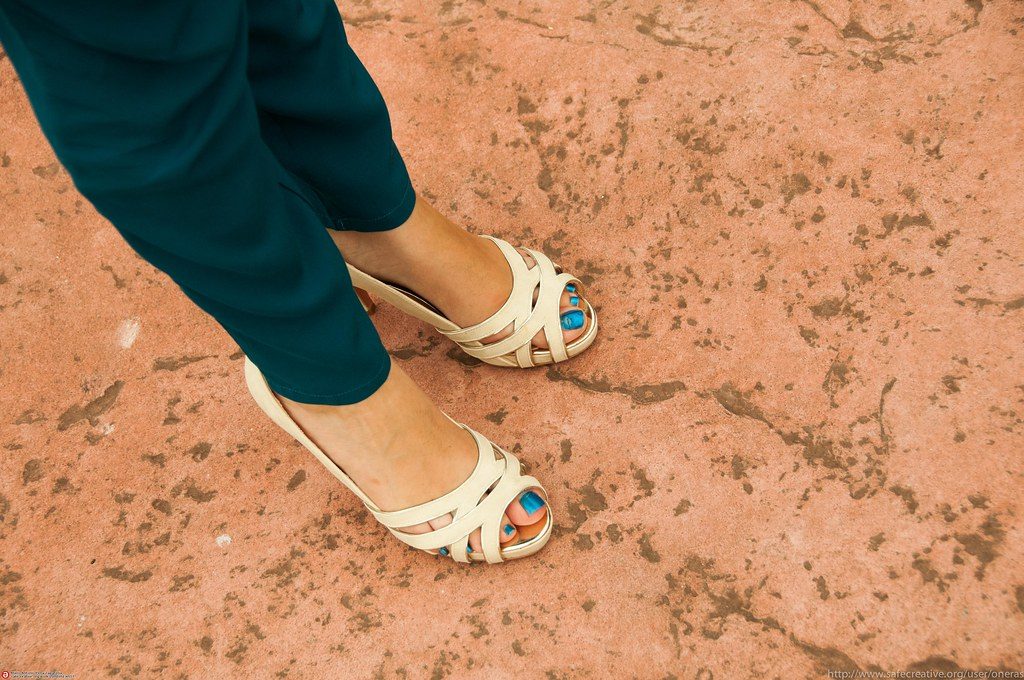 Their Feet Point Toward You During Conversations (Image Credits: Flickr)